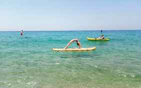 Mit vielen Wassersportmöglichkeiten im Camp 